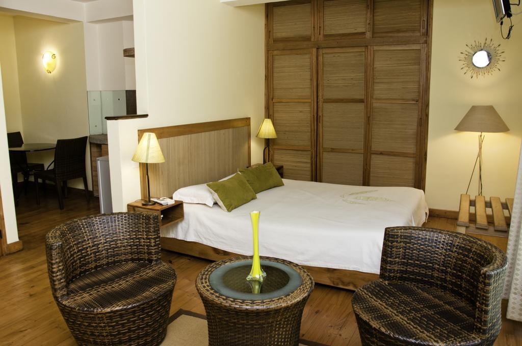 Hotel Restaurant Le Combava Antananarivo Kültér fotó