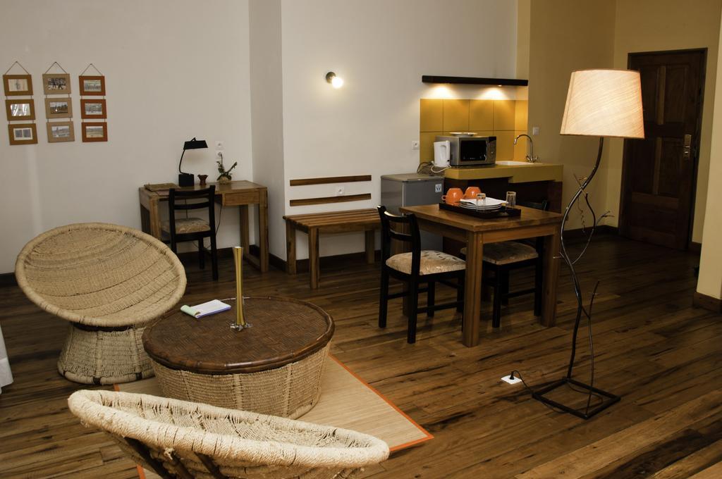 Hotel Restaurant Le Combava Antananarivo Szoba fotó
